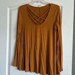 Long sleeve scoop neck tee with cross crossing on chest.